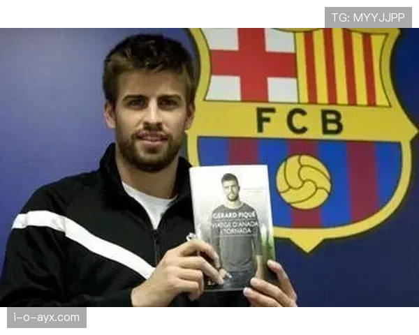 杰拉德·皮克去买咖啡像走红毯，路人瞬间成配角